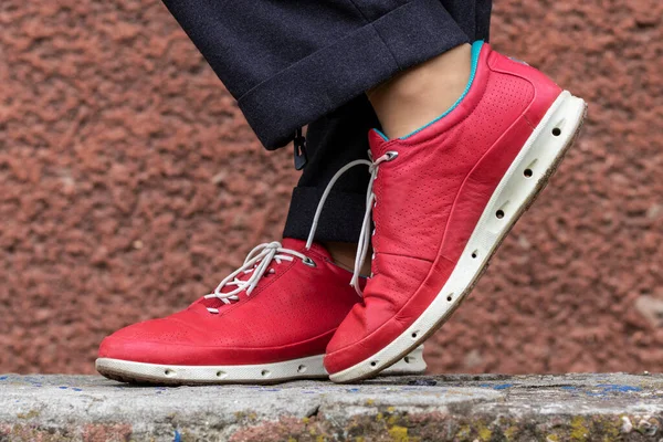 Zapatillas Cuero Rojo Para Mujer Primer Plano — Foto de Stock