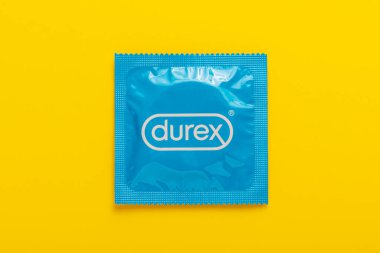 Lviv, Ukrayna - 24 Ağustos 2021. Durex prezervatifi sarı arkaplanda izole edilmiş..