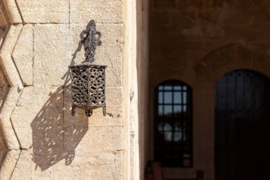 Duvarda doğu tarzı eski bir fener asılı..