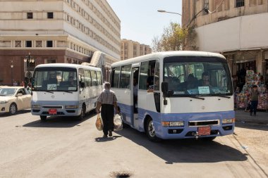 10 Eylül 2021 - Erbil, Irak. Otobüs durağı. Erbil 'de Minibüsler.