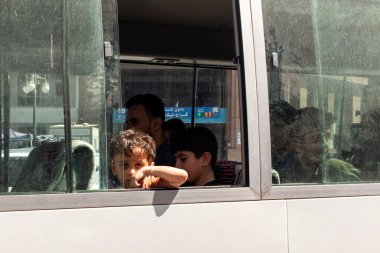 10 Eylül 2021 - Erbil, Irak. Otobüs durağı. Erbil kenti minibüsündeki yolcular.
