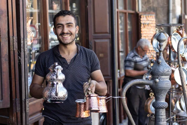 Gaziantep Türkiye Eylül 2021 Sanatları Ustası Yapımı Bakır Çaydanlıklar Çakmaktaşlar — Stok fotoğraf