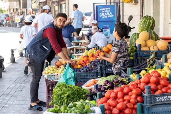 Gaziantep Törökország 2021 Szeptember Egy Élelmiszerbolt Eladója Gyümölcsök Zöldségek Dobozainak — Stock Fotó