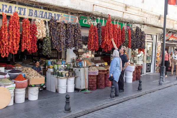 Gaziantep Türkiye Eylül 2021 Market Satıcısı Kadın Alıcının Kurutulmuş Sebze — Stok fotoğraf