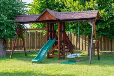Bahçedeki oyun parkında kaydır ve salla