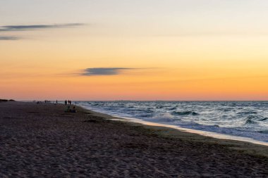Sahilde altın gün doğumu
