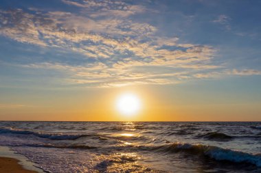 Sahilde altın gün doğumu