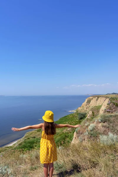 Девушка Смотрит Морской Пейзаж Скалы Аджаск Близ Коблево Украина — стоковое фото
