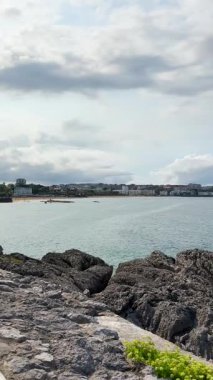 İspanya 'nın Santander kentindeki sakin deniz manzarası, yumuşak dalgalar ve huzurlu bir sahil atmosferi..