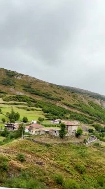 İspanya, Cantabria 'da bulutlu bir havada dağlardaki sis dramatik ve gizemli bir doğal manzara yaratıyor..