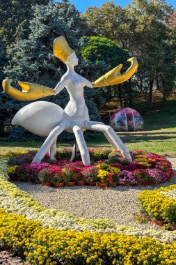 KYIV, UKRAINE - 21 Eylül 2025: Kyiv, Ukrayna 'daki Şarkı Söyleyen Saha' daki burçlara adanmış heykellerin ve çiçeklerin kurulumu.