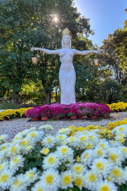 KYIV, UKRAINE - 21 Eylül 2025: Kyiv, Ukrayna 'daki Şarkı Söyleyen Saha' daki burçlara adanmış heykellerin ve çiçeklerin kurulumu.