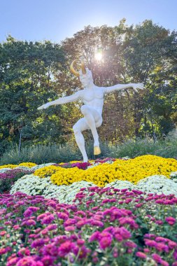 KYIV, UKRAINE - 21 Eylül 2025: Kyiv, Ukrayna 'daki Şarkı Söyleyen Saha' daki burçlara adanmış heykellerin ve çiçeklerin kurulumu.