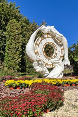 KYIV, UKRAINE - 21 Eylül 2025: Kyiv, Ukrayna 'daki Şarkı Söyleyen Saha' daki burçlara adanmış heykellerin ve çiçeklerin kurulumu.