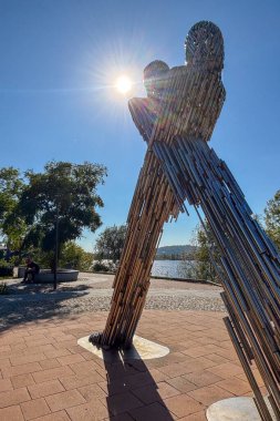 KYIV, UKRAINE - 25 Eylül 2025: Birlik Heykeli, Ukrayna 'nın Kyiv kentinde açık bir gökyüzüne karşı görkemli bir bağlantı ve gücün sembolü olarak ayakta duruyor.