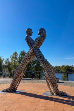 KYIV, UKRAINE - 25 Eylül 2025: Birlik Heykeli, Ukrayna 'nın Kyiv kentinde açık bir gökyüzüne karşı görkemli bir bağlantı ve gücün sembolü olarak ayakta duruyor.