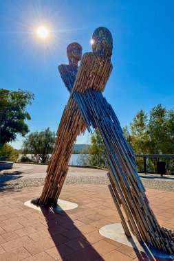 KYIV, UKRAINE - 25 Eylül 2025: Birlik Heykeli, Ukrayna 'nın Kyiv kentinde açık bir gökyüzüne karşı görkemli bir bağlantı ve gücün sembolü olarak ayakta duruyor.