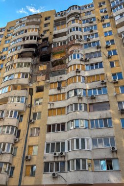 KYIV, UKRAINE - 3 Ekim 2025: İHA saldırısından sonra bir konut binasının ön cephesinde hasar, duvarda kırık camlar ve enkazlar görülüyor.