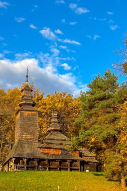 Altın sonbahar renkleri, Ukrayna 'daki eski ahşap evler ve antik kiliseler arasında kırsal bölgeyi aydınlatarak sıcak bir nostaljik atmosfer yaratıyor..