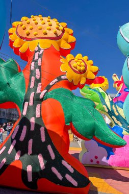 KYIV, UKRAINE - SEPTEMBER 14, 2025: Ukrayna 'nın Kyiv kentindeki Kontraktova Meydanı' nda Maria Prymachenko 'nun çalışmalarından esinlenen New York ikilisi CHIAOZZZA' nın bir sanat kurulumu.