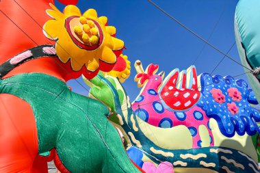 KYIV, UKRAINE - SEPTEMBER 14, 2025: Ukrayna 'nın Kyiv kentindeki Kontraktova Meydanı' nda Maria Prymachenko 'nun çalışmalarından esinlenen New York ikilisi CHIAOZZZA' nın bir sanat kurulumu.