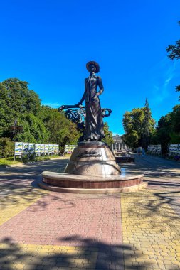 TERNOPIL, UKRAINE - 6 Temmuz 2025: Ternopil, Ukrayna 'daki Solomia Krushelnytska anıtı zarif bir zarafetle yükseliyor, efsanevi opera sanatçısını çarpıcı bir kültür simgesi ile onurlandırıyor.