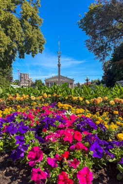 TERNOPIL, UKRAINE - 6 Temmuz 2025: Taras Shevchenko 'nun adını taşıyan Ternopil Akademik Bölgesel Drama Tiyatrosu zarif bir mimari ve canlı bir mimari sergilenen büyük bir kültür simgesi olarak duruyor