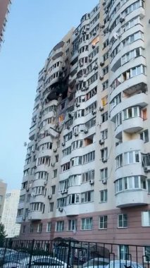 KYIV, UKRAINE - 6 Haziran 2025: İHA saldırısından sonra bir konut binasının ön cephesinde hasar meydana geldi..