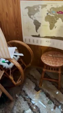 KYIV, UKRAINE - 6 Haziran 2025: İHA saldırısından sonra bir konut binasının balkonunda hasar meydana geldi..