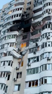 KYIV, UKRAINE - 6 Haziran 2025: İHA saldırısından sonra bir konut binasının ön cephesinde hasar meydana geldi..