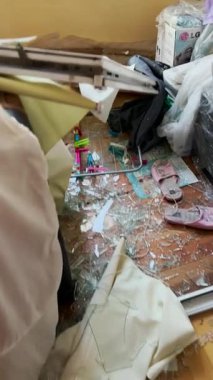 KYIV, UKRAINE - 6 Haziran 2025: İHA saldırısından sonra bir konut binasının balkonunda hasar meydana geldi..