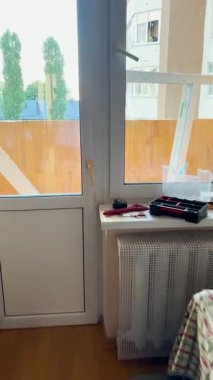 KYIV, UKRAINE - 6 Haziran 2025: Eski balkon pencerelerini değiştirmek, yenilenme, hassasiyet ve dönüşüm anını yakalamak için dikkatli hazırlıklar sürüyor.