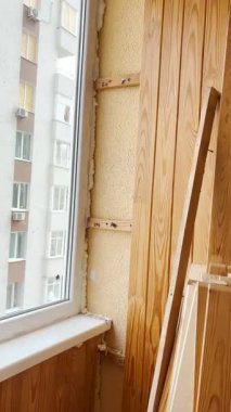 KYIV, UKRAINE - 6 Haziran 2025: Eski balkon pencerelerini değiştirmek, yenilenme, hassasiyet ve dönüşüm anını yakalamak için dikkatli hazırlıklar sürüyor.