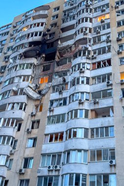 KYIV, UKRAINE - 6 Haziran 2025: İHA saldırısından sonra bir konut binasının balkonunda hasar meydana geldi..