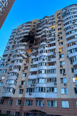 KYIV, UKRAINE - 6 Haziran 2025: İHA saldırısından sonra bir konut binasının balkonunda hasar meydana geldi..