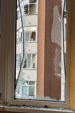 KYIV, UKRAINE - 6 Haziran 2025: İHA saldırısından sonra bir konut binasının balkonunda hasar meydana geldi..