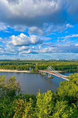 KYIV, UKRAINE - 6 Haziran 2025: Ukrayna 'nın başkenti Kyiv' de Podil 'in panoramik bir görüntüsü, tarihi caddeleri, nehir kenarı manzarasını ve canlı kentsel atmosferi gözler önüne seriyor..