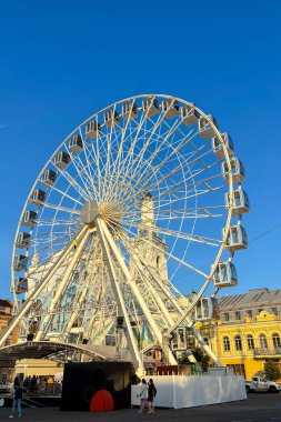 KYIV, UKRAINE - 6 Haziran 2025: Ukrayna 'nın Kyiv kentinde Podil' de huzurlu bir yürüyüş tarihi sokakların, nehir manzaralarının ve canlı kentsel yaşamın cazibesini gözler önüne seriyor.