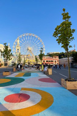 KYIV, UKRAINE - 6 Haziran 2025: Ukrayna 'nın Kyiv kentinde Podil' de huzurlu bir yürüyüş tarihi sokakların, nehir manzaralarının ve canlı kentsel yaşamın cazibesini gözler önüne seriyor.