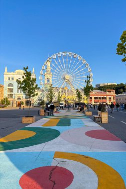 KYIV, UKRAINE - 6 Haziran 2025: Ukrayna 'nın Kyiv kentinde Podil' de huzurlu bir yürüyüş tarihi sokakların, nehir manzaralarının ve canlı kentsel yaşamın cazibesini gözler önüne seriyor.