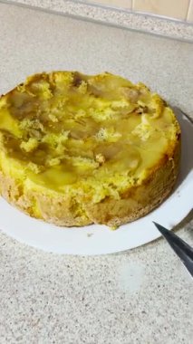 Ev yapımı taze elmalı Charlotte yumuşak elmalı, tatlı aromalı ve altın rengi yumuşak kırıntılı sıcak bir tatlı sunuyor..