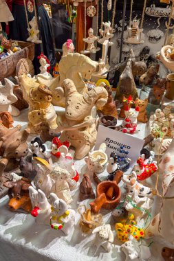 KYIV, UKRAINE - 6 Aralık 2025: Ivan Honchar Müzesi 'nde düzenlenen bir Noel sergisinde Ukrayna' nın başkenti Kyiv 'de geleneksel halk sanatı ve şenlikli Ukrayna mirası sergileniyor.