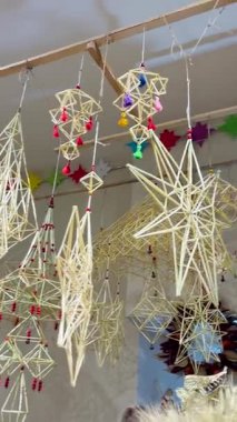 KYIV, UKRAINE - 6 Aralık 2025: Ivan Honchar Müzesi 'nde düzenlenen bir Noel sergisinde Ukrayna' nın başkenti Kyiv 'de geleneksel halk sanatı ve şenlikli Ukrayna mirası sergileniyor.