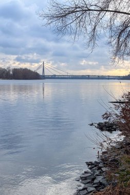 Obolon 'daki Dnypro' nun sakin seti boyunca yürümek yumuşak sonbahar ışığını ve Ukrayna 'nın başkenti Kyiv' de huzurlu bir nehir havasını gözler önüne seriyor..
