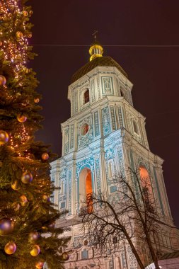KYIV, UKRAINE - 17 Aralık 2025: Şenlikli bir Noel ağacı Aziz Sophia Meydanı 'nı aydınlatarak Ukrayna' nın tarihi kalbinde neşeli bir tatil atmosferi yarattı.