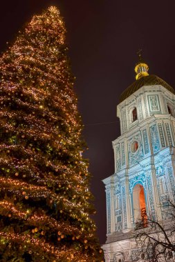 KYIV, UKRAINE - 17 Aralık 2025: Şenlikli bir Noel ağacı Aziz Sophia Meydanı 'nı aydınlatarak Ukrayna' nın tarihi kalbinde neşeli bir tatil atmosferi yarattı.