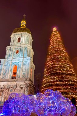 KYIV, UKRAINE - 17 Aralık 2025: Şenlikli bir Noel ağacı Aziz Sophia Meydanı 'nı aydınlatarak Ukrayna' nın tarihi kalbinde neşeli bir tatil atmosferi yarattı.
