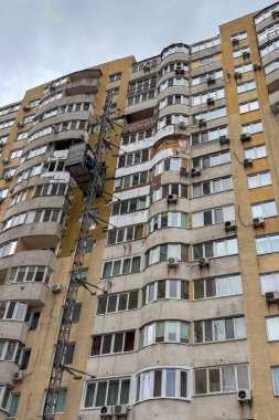 KYIV, UKRAINE - 24 Aralık 2025: İHA saldırısından sonra bir konut binasının ön cephesine hasar.