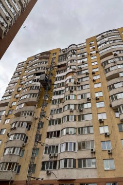 KYIV, UKRAINE - 24 Aralık 2025: İHA saldırısından sonra bir konut binasının ön cephesine hasar.