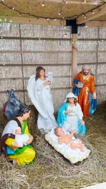 KYIV, UKRAINE - 25 Aralık 2025: Noel şarkıları St. Michaels ve Sophias Meydanı boyunca yankılanarak Ukrayna 'nın tarihi merkezinde şenlikli bir kış atmosferi yarattı..